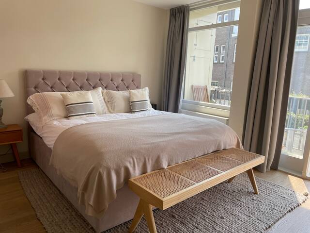 Stylish home with sunny garden near Vondelpark gallery image 3