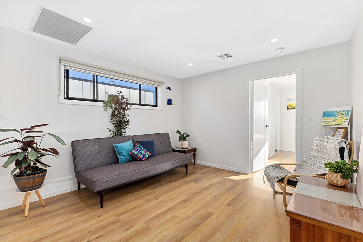 楼上有一个宽敞、干净、放松的度假空间。 