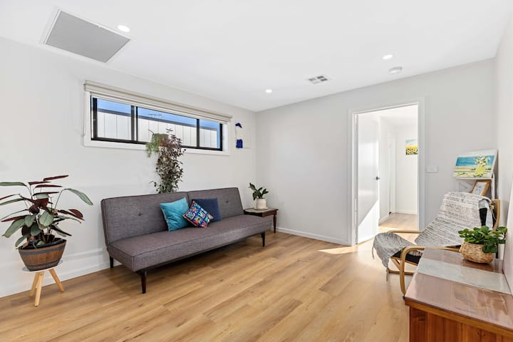 Tilava, puhdas ja rentouttava lomapaikka yläkerrassa, jossa on vuodesohva. 