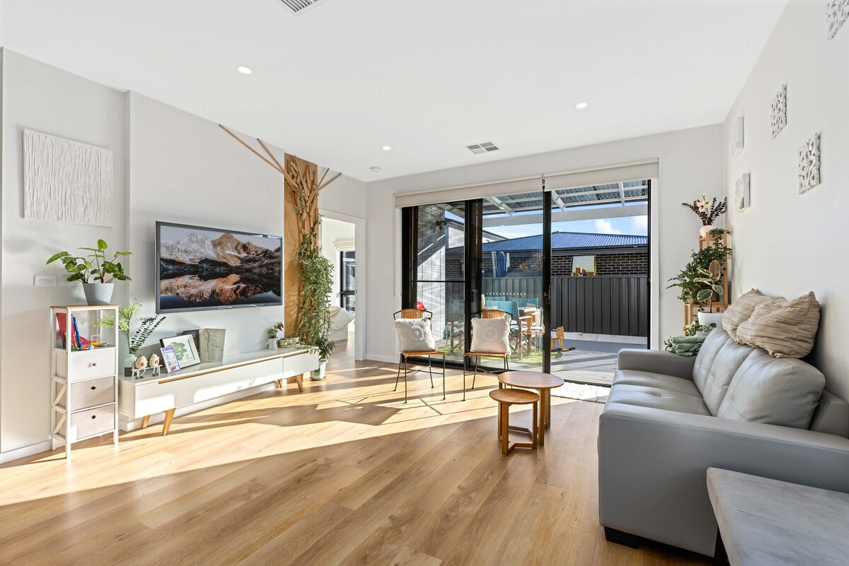 主休息室，有儿童书籍和玩具  