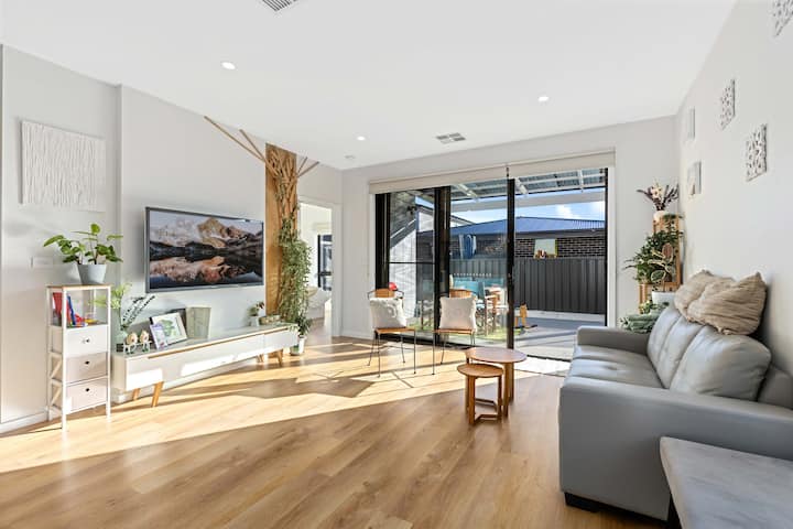 Tärkein oleskelutila, jossa on lasten kirjoja ja leluja  