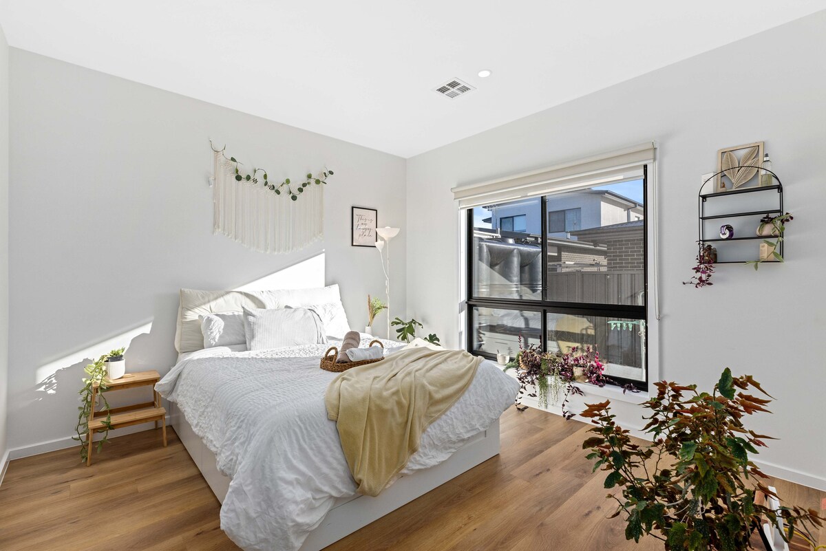 主卧室01 -楼下设有私人套房，靠近主休息室和厨房