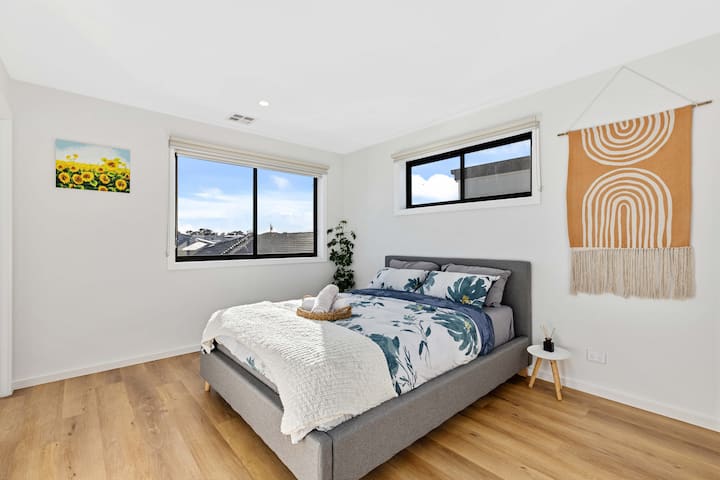 Master Bedroom 02 Yläkerrassa on upouusi, mukava queen-size-vuode, oma kylpyhuone ja kylpytakki.