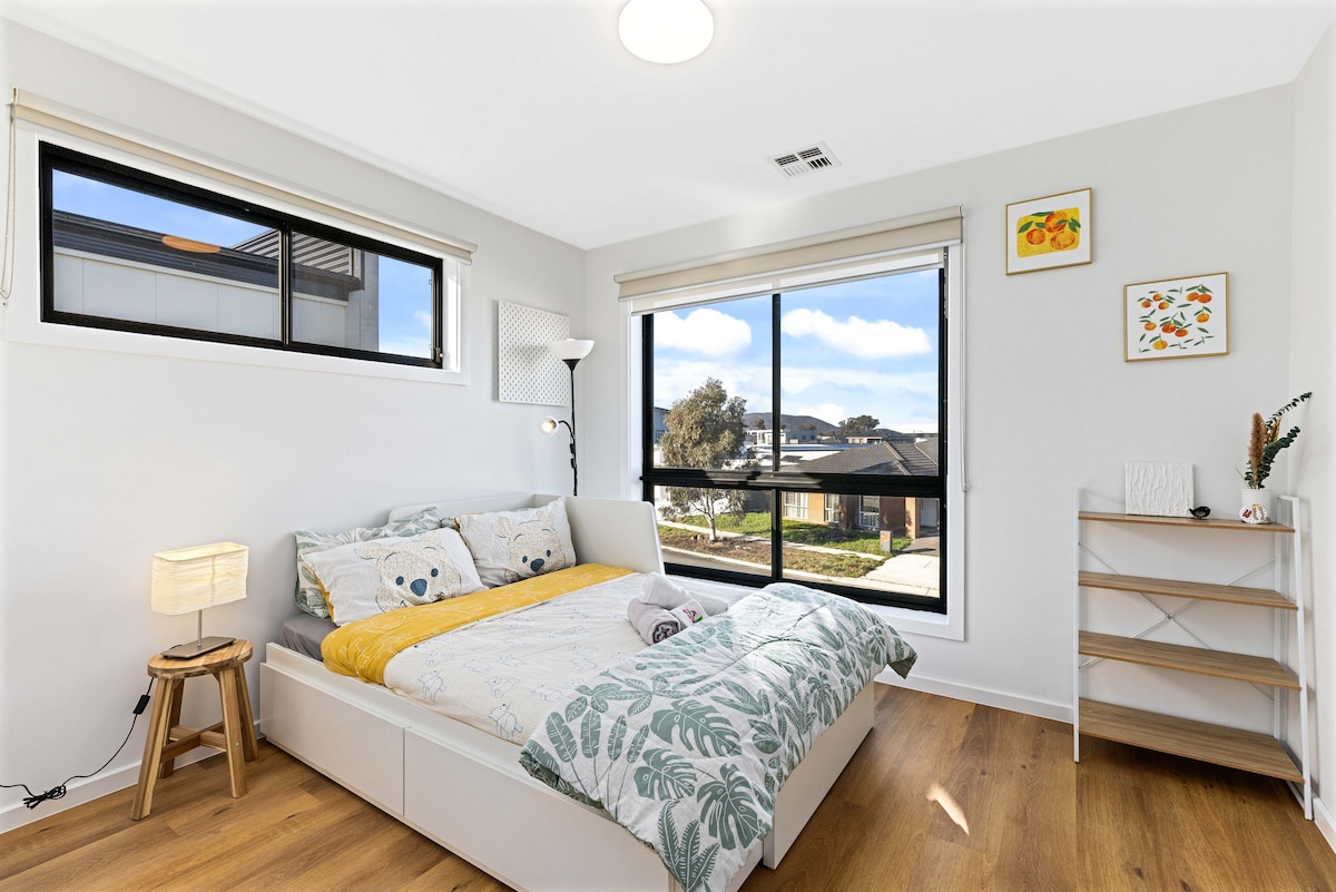 现代、干净、宽敞的卧室4楼，可欣赏安静的郊区街景和充足的储物空间。