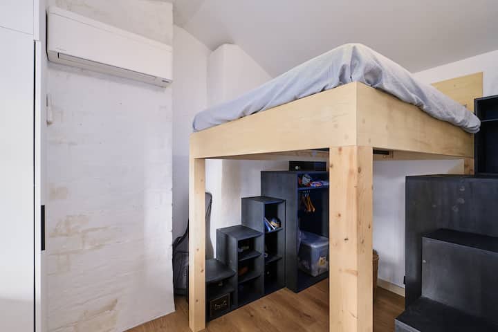 Habitación de arriba, cama elevada sin barrera de seguridad (inadecuada para niños). Acceso por escalones: paso estrecho, anchura 35 cm máx. Armarios con estantes reservados para viajeros. Perchas y armario disponibles.
