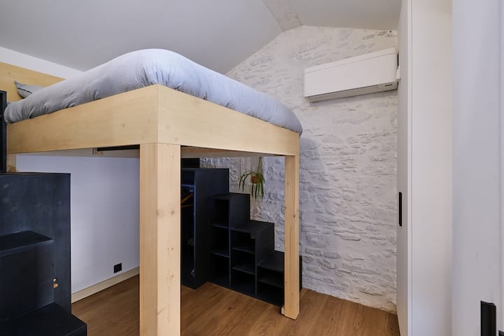 Habitación de arriba, cama elevada sin barrera de seguridad (inadecuada para niños). Acceso por escalones: paso estrecho, anchura de 40 cm máx. Armarios con estantes reservados para viajeros. Perchas y armario disponibles.