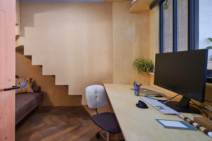 Escritorio, gran mesa de trabajo. Pantalla, teclado y ratón disponibles. Sofá cama doble. Ventanal que da al salón, persianas opacificantes para el uso de la habitación. Estanterías de almacenamiento, varias de ellas reservadas para viajeros.