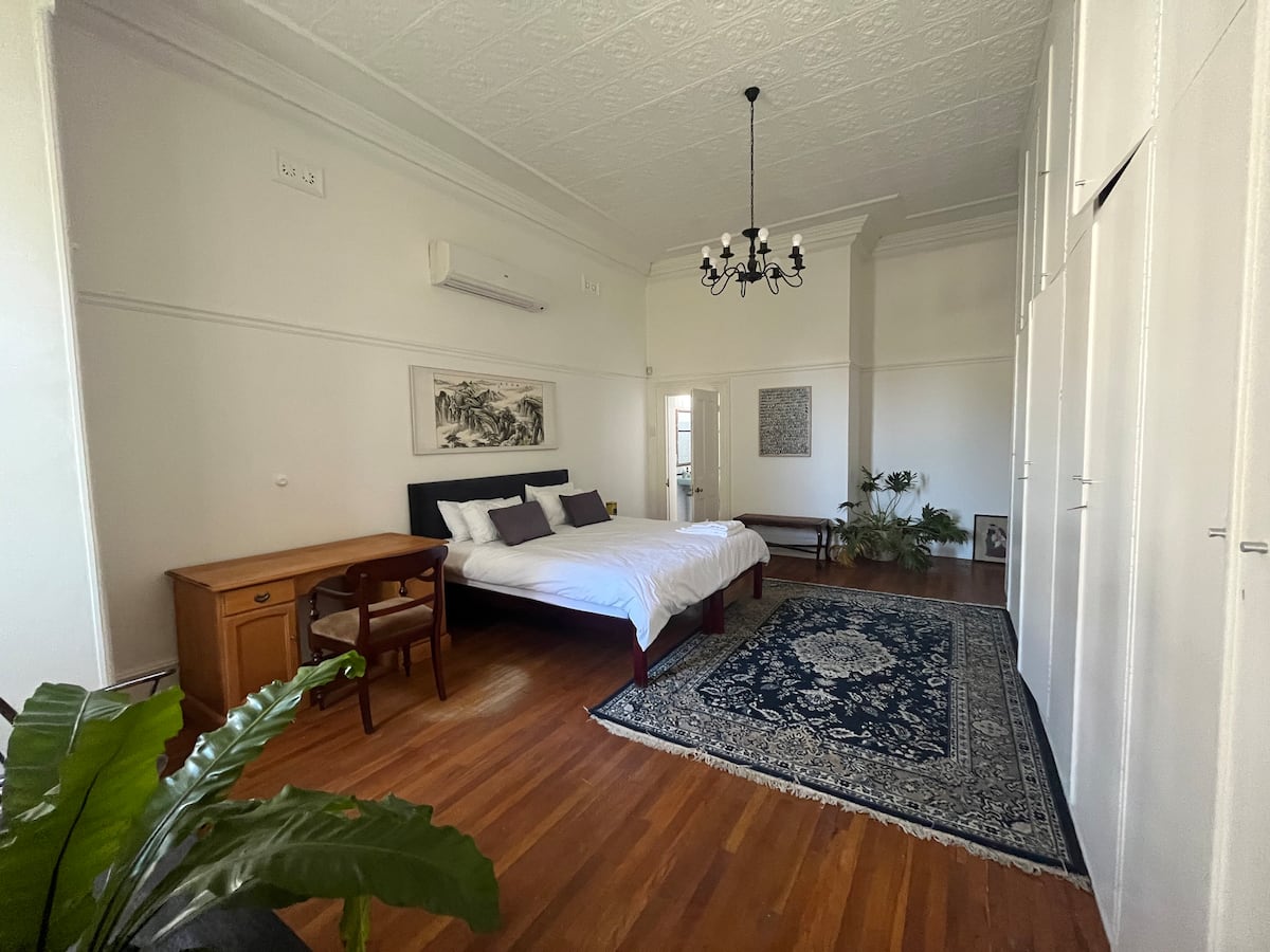 Huge king en-suite room with high ceilings and chandelier at Utopia co-living, Fresnaye
