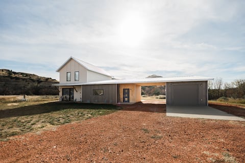 Medora Cabin - Trailhead of Maah Daah Hey