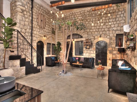 Avnei Hachoshen Estate In The Old City
