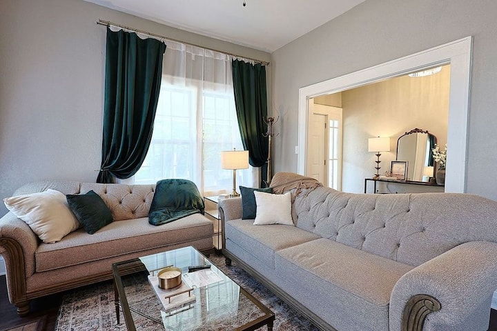 Një dhomë ndenjjeje që pëshpërit histori rehatie dhe lidhjeje.  Vendi i përkryer për t 'u mbledhur dhe për të krijuar kujtime.