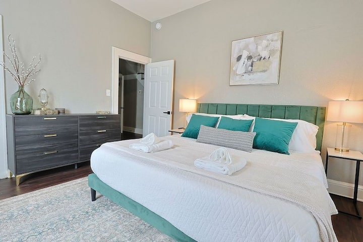 Kjo dhomë gjumi ka një ndjesi qetësie dhe qetësie.  Paleta neutrale e ngjyrave dhe detajet e mirëmenduara krijojnë një atmosferë të qetë.