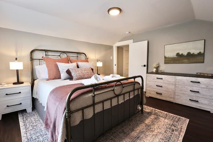 Një suitë kryesore, e projektuar me kujdes për rehati dhe stil maksimal.  Thekset e smeraldit shtojnë një ndjesi gjallërie.