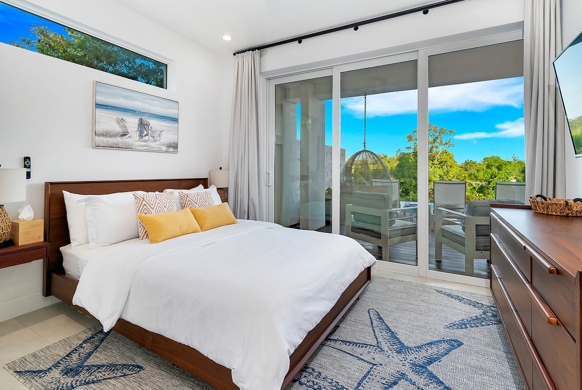 Privatne spavaće sobe u prizemlju s zavjesama za zamračivanje i hladnim klima-uređajem.  