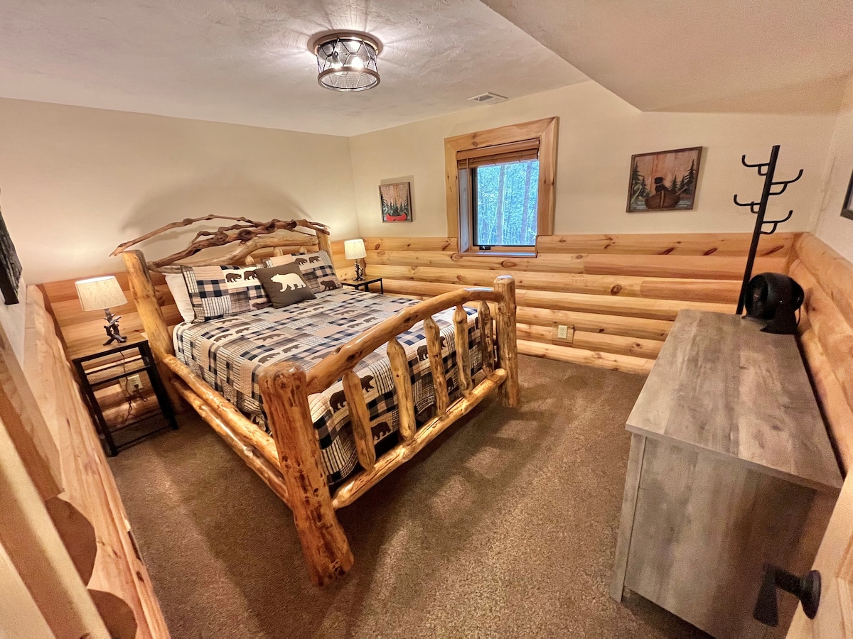 Dormitorio Queen de nivel inferior con vistas al río Betsie (dormitorio 3 para dos personas)