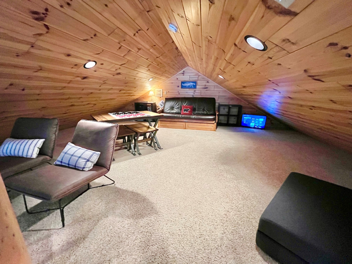 Loft, cama doble futón, juegos, televisor inteligente de 32pulgadas, cama de aire adicional y silla/cama individual. (sexta zona para dormir) Ropa de cama y ropa de cama para todos.