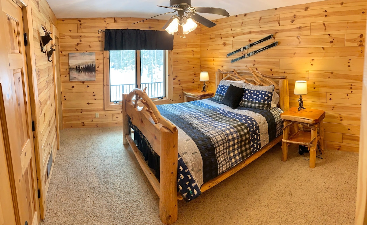 Dormitorio principal grande de la planta principal con baño principal y armario grande. (Dormitorio 1)