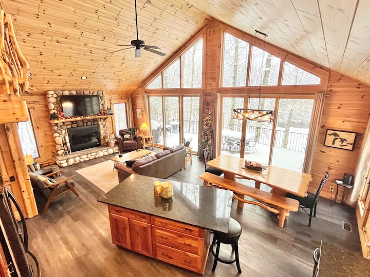Stunning Betsie River Cabin, Kayaks, Game Rm, Loft