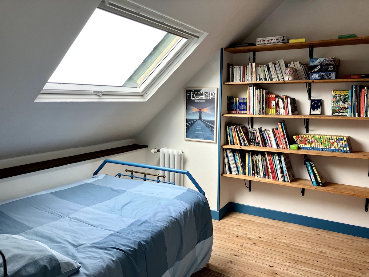 1号卧室，一张小号双人床， 120多张图书馆和游戏