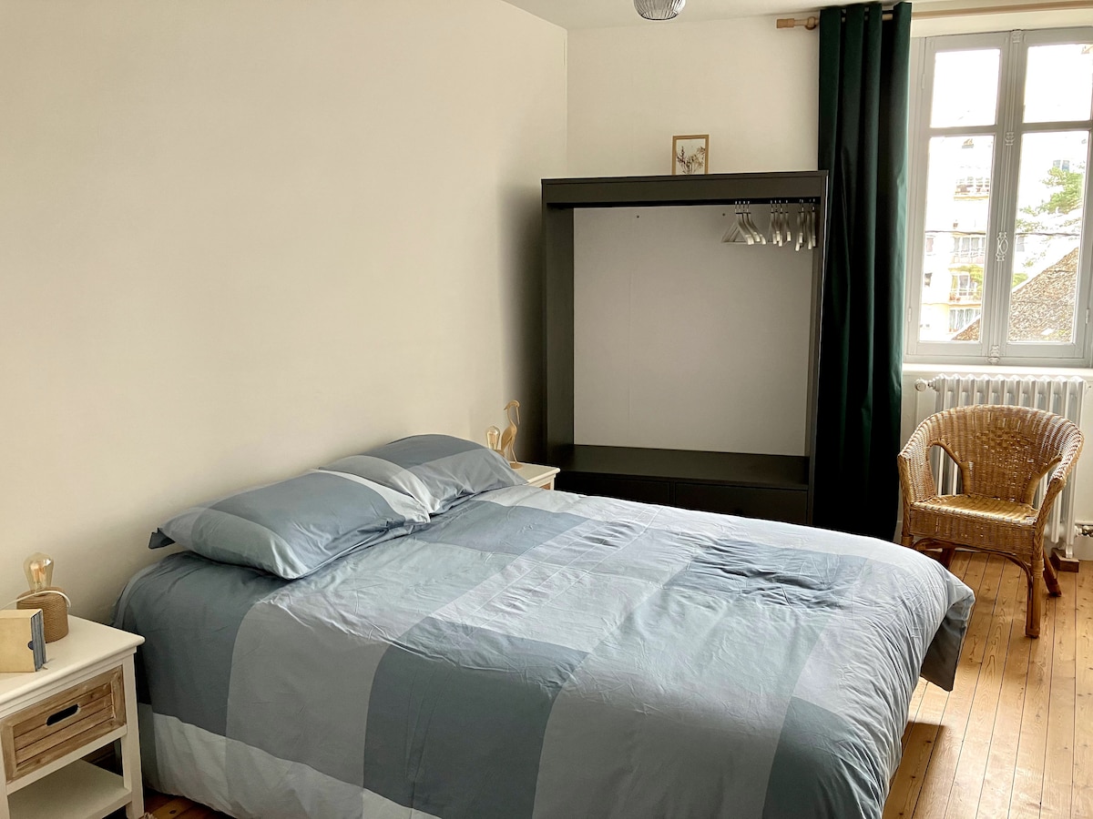 3号卧室有一张双人床