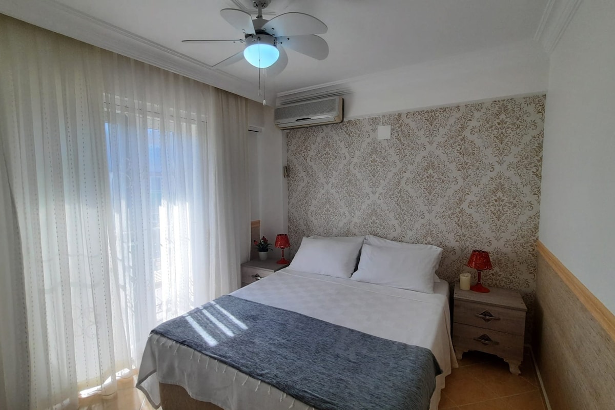 • DVOJPOSTEĽOVÁ IZBA S BALKÓNOM • Manželská posteľ, šatník, klimatizácia, stropný ventilátor, nočné skrinky, lampy, stolička,  osušky a uteráky do bazéna, vlastný balkón so stolom a stoličkami.