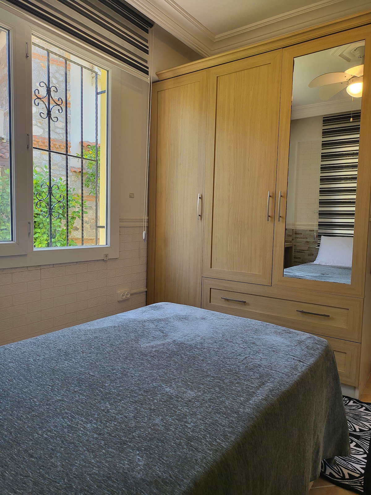 • JEDNOLÔŽKOVÁ IZBA • Jednolôžko, vybavená skriňa so zásuvkami a zrkadlom, klimatizácia, stropný ventilátor, stolový ventilátor, nočná lampa, stolička, vaňa a uteráky do bazéna.