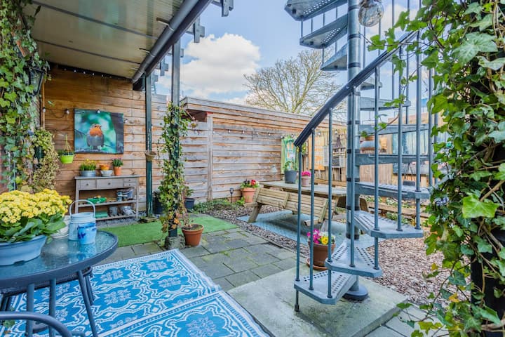 Quirky & quaint garden suite