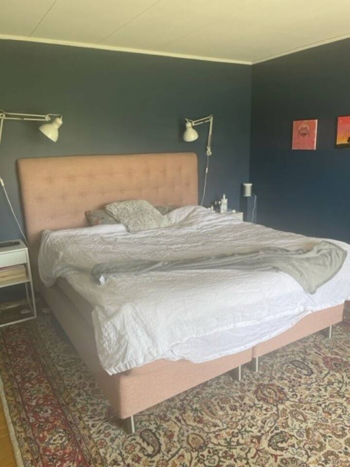 Chumba kikubwa cha kulala chenye nafasi ya kutoka kwenye baraza. Kuna nafasi ya vitanda zaidi ikiwa unakihitaji.