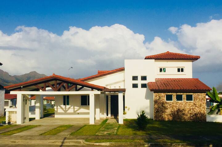 3BR House in Nueva Gorgona - Image 1