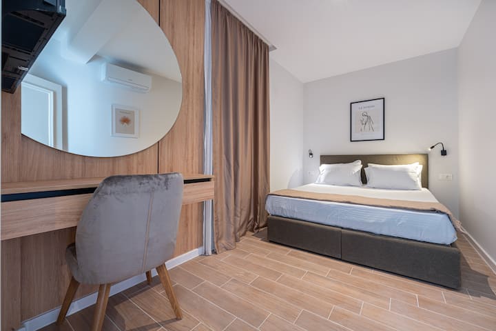 Დიდი საძინებელი 152 × 203 სმ ზომის საწოლით