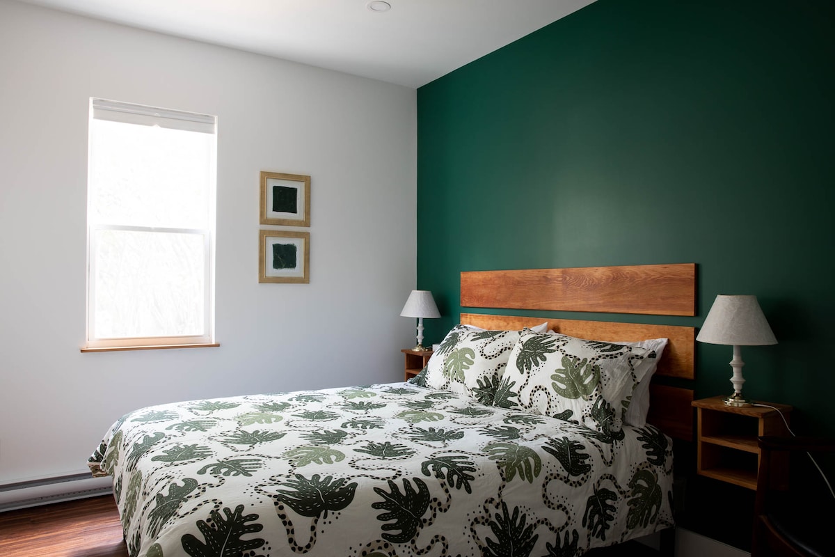 The green room is the smaller bedroom. Queen bed with medium firm mattress (pocket springs).
