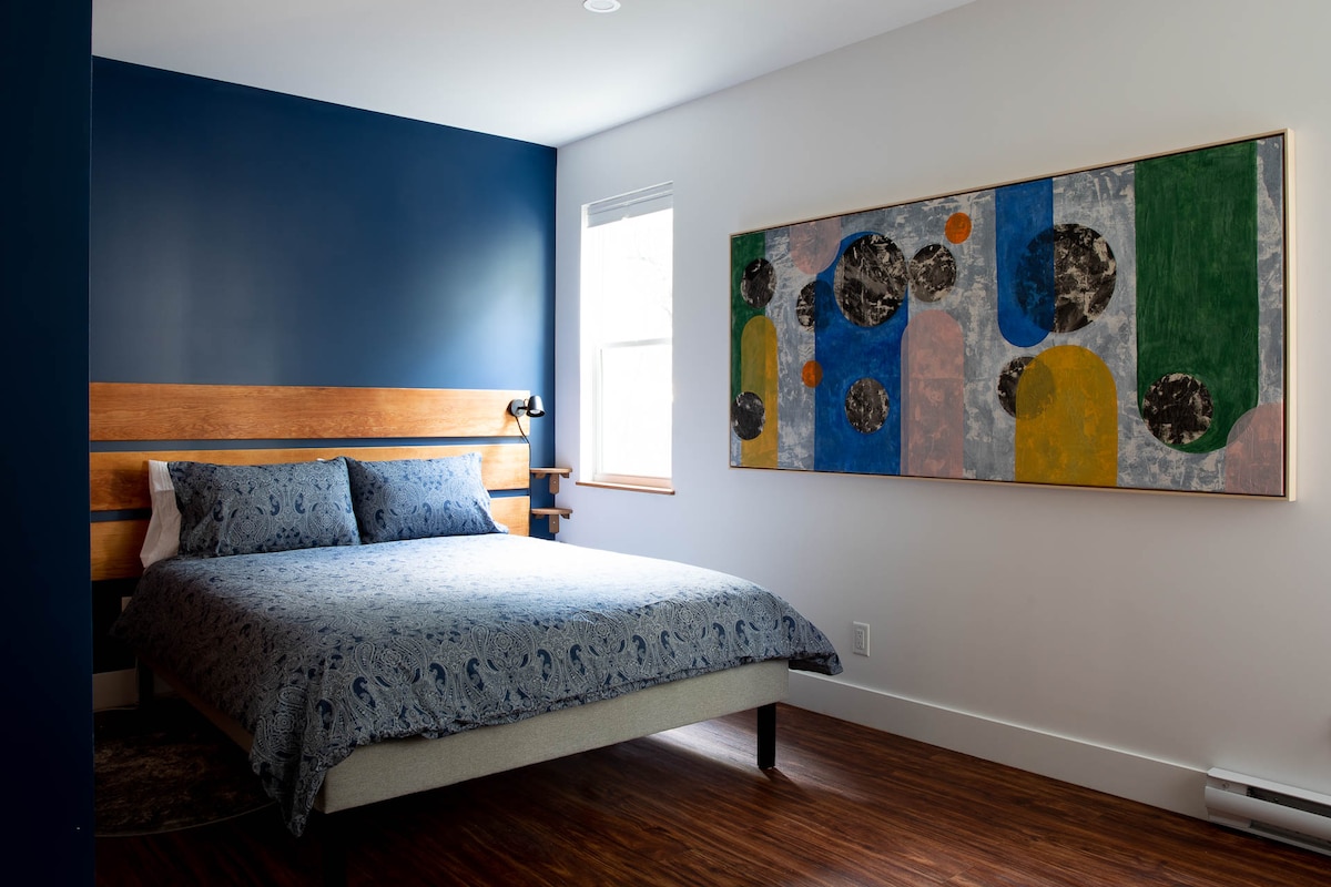 The blue room is the larger bedroom. Queen bed with medium firm mattress (pocket springs).