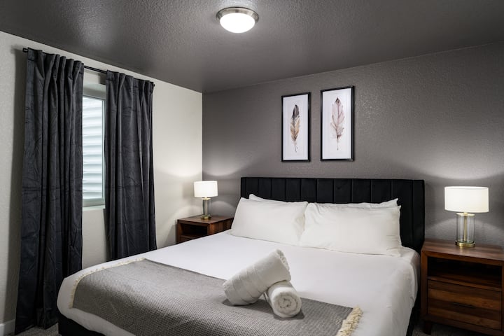 Dormitorio 4: cama tamaño king rodeada de luces con puertos USB.