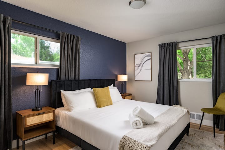 Dormitorio 3, cama tamaño king rodeada de luces con puertos USB.