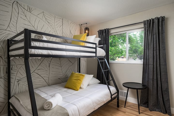 Dormitorio: 1 litera con parte superior doble y parte inferior completa.