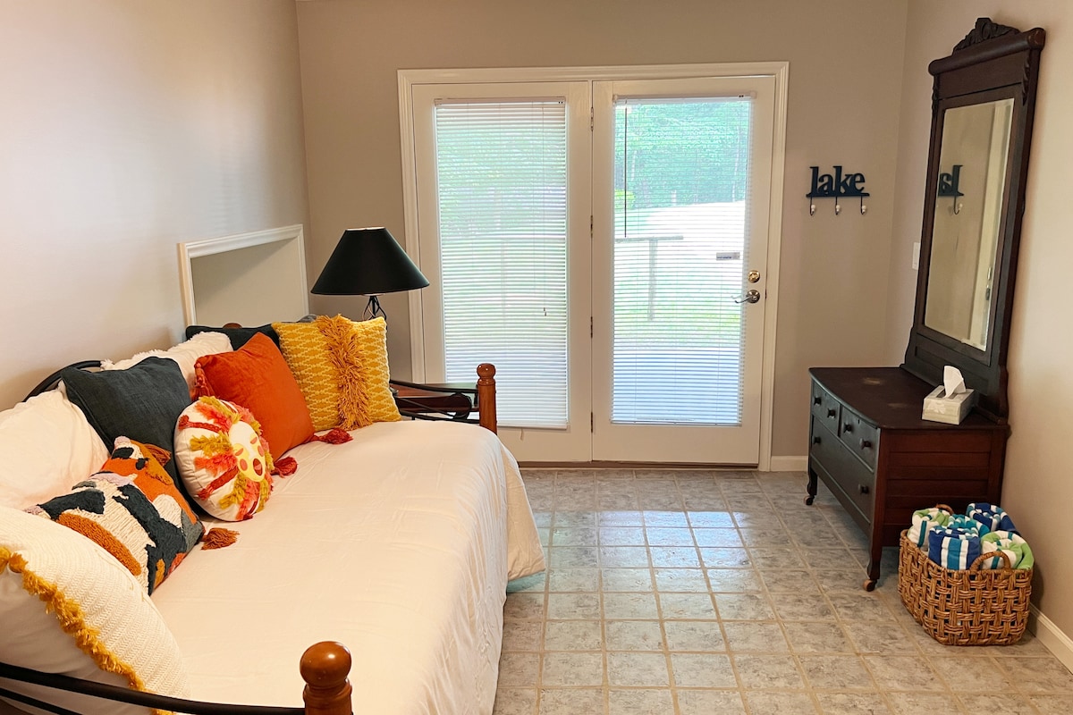 入口-欢迎来到湖边！ 挂上夹克，放下钥匙，就像自己家一样。