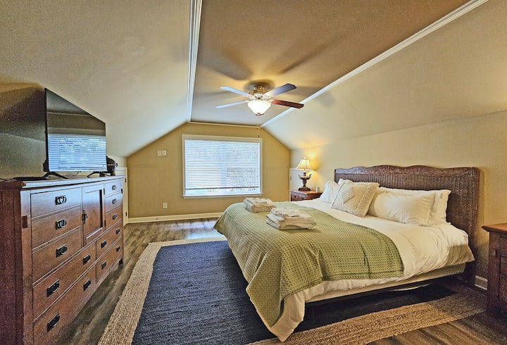 3rd level king bedroom with TV, and large walk in closet.
