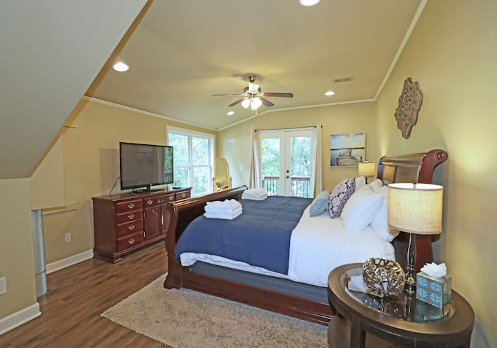 3rd level king bedroom with TV, balcony and lake views.