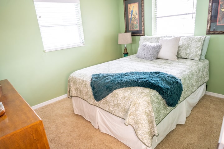 2e chambre, lit queen