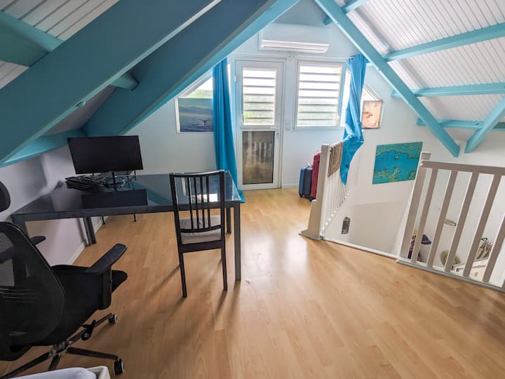 غرفة النوم 4 (في الميزانين) مع مساحة مكتبية وسرير أريكة