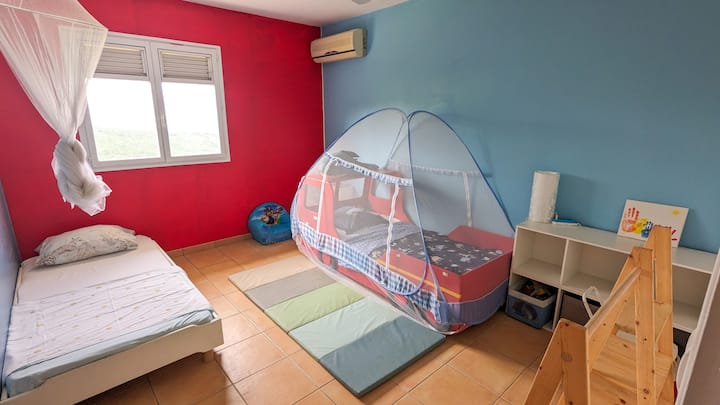 غرفة نوم 2 بسريرين للأطفال