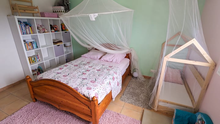 غرفة نوم 3 بسرير مزدوج وسرير أطفال