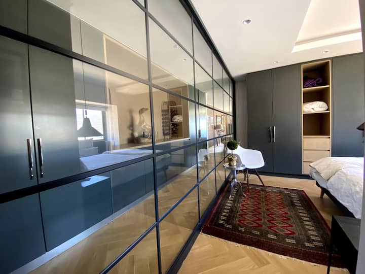 Საძინებლის შესასვლელი მანჰატენის სტილის ღია შუშის კედლით