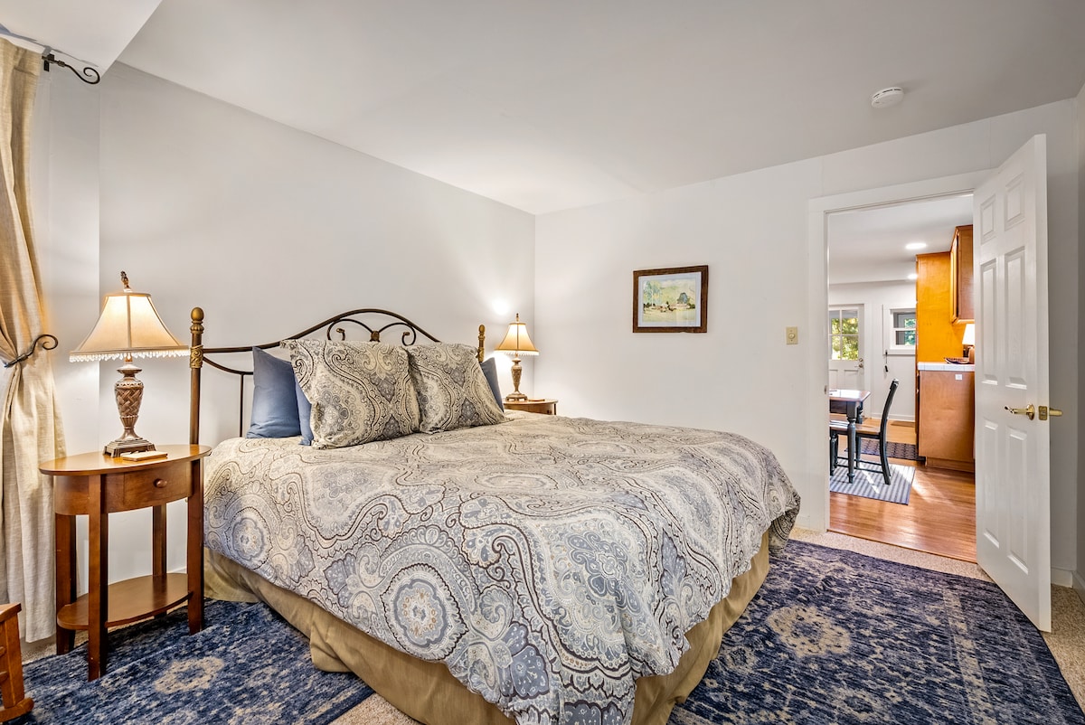 Პირველი საძინებელი მყუდრო საწოლით და სუფთა თეთრეულით. 