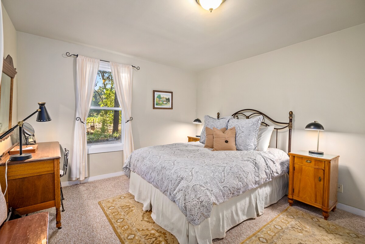 Მეორე საძინებელი, რომელშიც დაგხვდებათ კომფორტული საწოლი და სუფთა ხარისხის თეთრეული. 