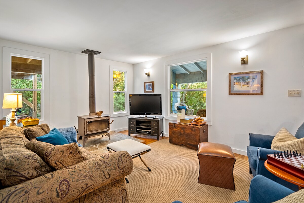 Შეიგრძენით თქვენს მისაღებ ოთახში შეშის ღუმელის ბუხრის სოფლური ხიბლი.