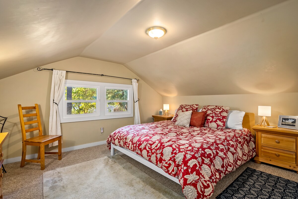 Მესამე ზედა დონის საძინებელი. Გაიღვიძეთ, რომ იგრძენით თავი ამ მეფის ზომის საწოლზე. Ახალი ხარისხის თეთრეული.  