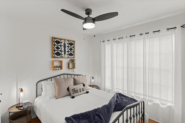 Това е идеалният ден за къдрене с книга в леглото.