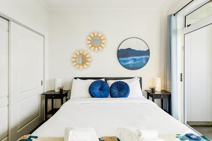 Საძინებელი 3 მშვიდი ოთახია. 