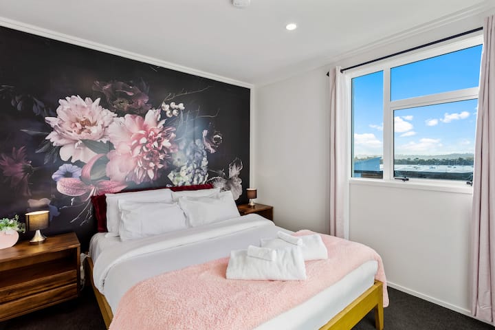 3 საძინებლიდან ერთ-ერთი კედლებით. 